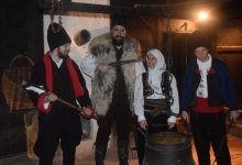 „Иза затворених врата“