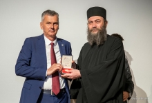 Arhimandrit-Metodije-urucuje-zlatnik-Kralja-Milutina-Opstini-Cajetina